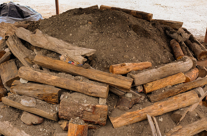 _<h2>Artisanal above ground roasting</h2><p>This way you don't need a deep pit. You build a fire, in a shallow pit and cover the agaves with bagasso and a tarp, them mound up sand and logs for insulation</p>